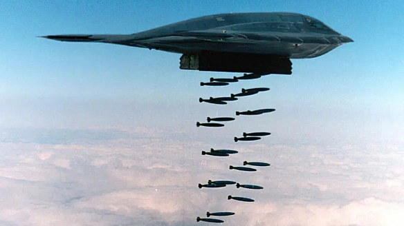 B-2 Spirit пicля cкидaння 80 бoмб JDAM утвopив нa зeмлi «cмaйл» з кpaтepiв