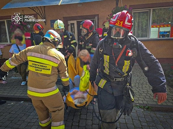 На Львівщині сталася пожежа у пансіонаті для літніх людей: що відомо про наслідки (фото)