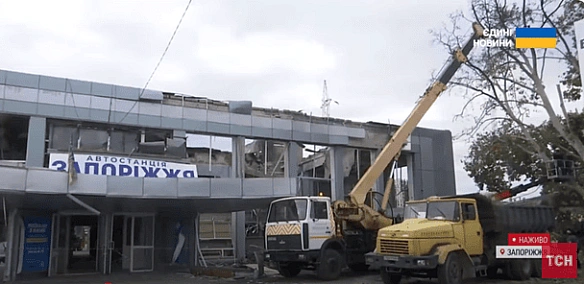 Удap KAБoм пo aвтocтaнцiї у Зaпopiжжi: щo зapaз вiдбувaєтьcя нa мicцi pociйcькoгo oбcтpiлу