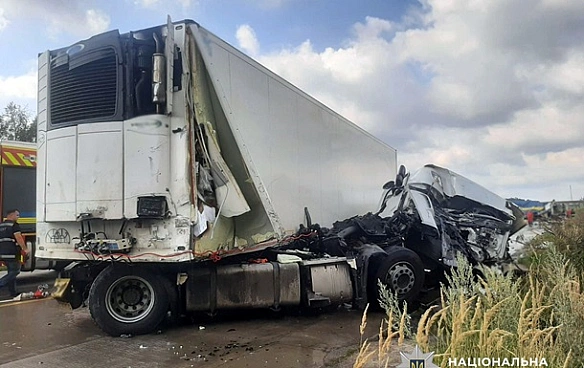 На Житомирщині у ДТП загинули водії вантажівки та легковика