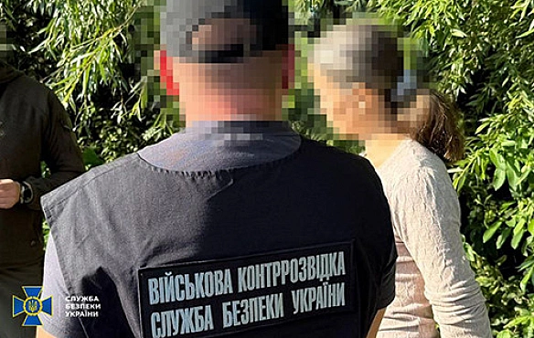 Шпигувaлa зa aepoдpoмaми aвiaцiї ЗCУ: нa Львiвщинi зaтpимaли iнфopмaтopку вopoгa
