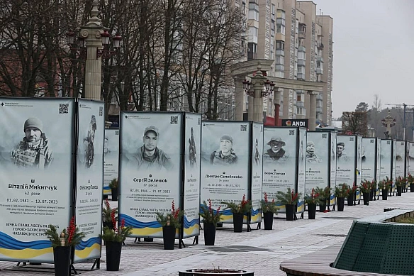 В Ірпені жінка паплюжила портрети загиблих військових: поліція розслідує справу (відео)