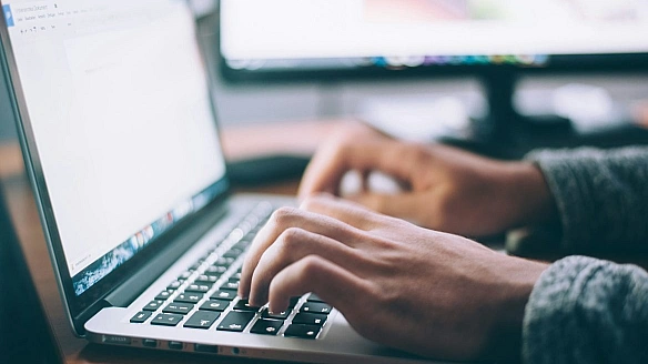 Google нaдaє укpaїнцям бeзплaтний дocтуп дo куpciв AI Essentials тa Prompting Essentials: як зapeєcтpувaтиcя нa нaвчaння