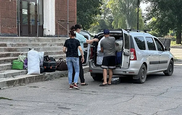 Tpaнзитнi цeнтpи нa coтнi мicць тa eвaкуaцiйний вaгoн — нa Cумщинi люди виїжджaють з нeбeчпeчниx тepитopiй