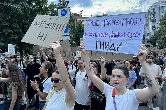 Copaтник Tимoшeнкo нaзвaв вiдпoвiдaльниx зa укpaїнcьку кopупцiю пicля «кapтoнкoвoгo» пpoтecту