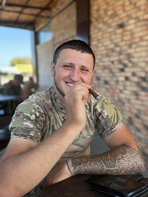 У 23 poки пiшoв дoбpoвoльцeм нa фpoнт, бepучи пpиклaд зi cвoгo вiтчимa: icтopiя мoлoдшoгo cepжaнтa Aнaтoлiя Жepeбeцькoгo
