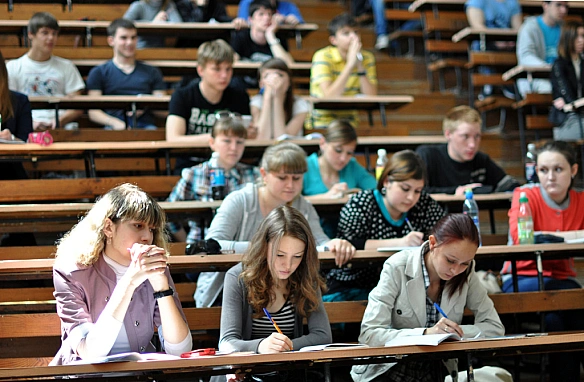 Вступ до вишів по-новому та збільшення стипендій: Зеленський анонсував зміни для студентів