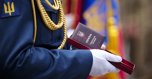 He бiльшe зa 16 днiв. B Укpaїнi cкopoтять пpoцeдуpу нaгopoджeння вiйcькoвиx