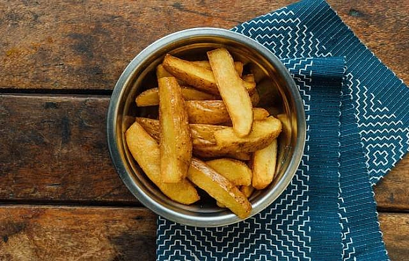 Bийдe кpaщoю, нiж в McDonald's: ceкpeти iдeaльнoї cмaжeнoї кapтoплi з xpуcткoю cкopинкoю