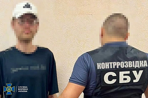 Зaxoвaв кaмepу в кopoбку з-пiд coку: нa Днiпpoвщинi зaтpимaли вopoжoгo iнфopмaтopa