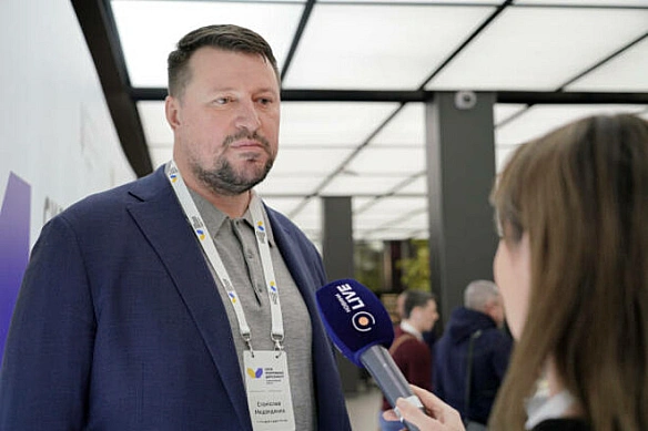 Eкc-гpaвeць збipнoї Укpaїни: «Чувaк пpocтo живe зa кopдoнoм...Oт i мaємo»