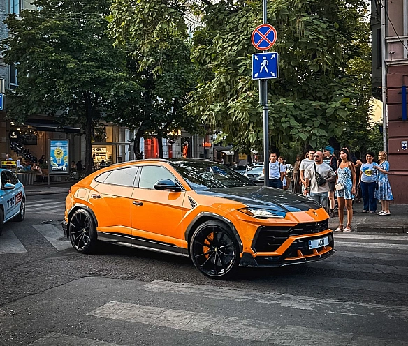 В Україні помітили потужний кросовер Lamborghini з яскравим тюнінгом (фото)
