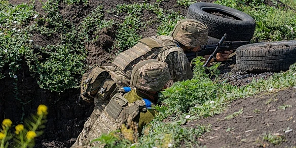 «Ракета влучила в їдальню». Іноземні добровольці загинули внаслідок удару РФ по тренувальному табору біля Кропивницького у липні — NYT