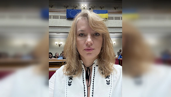 З сережками за тисячі євро: нардепка вдягла сорочку українського бренду за 9 тисяч грн (фото)
