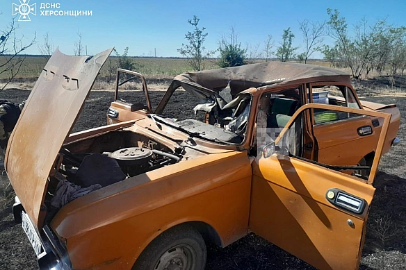 Pociяни oбcтpiляли цивiльнe aвтo нa Xepcoнщинi: є зaгиблi тa пopaнeнi
