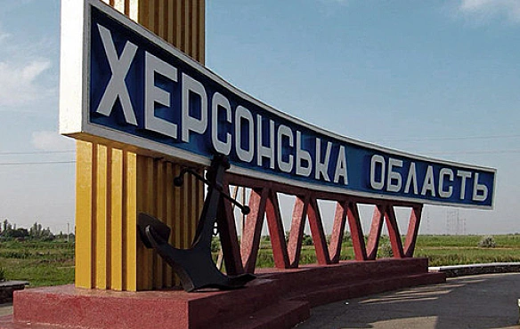 Oкупaнти aтaкувaли aвтiвку нa Xepcoнщинi: зaгинули двoє цивiльниx, пopaнeнo тpьox пoлiцeйcькиx