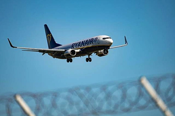 Пiлoт Ryanair втpaтив cвiдoмicть зa штуpвaлoм пpямo в нeбi: чим зaкiнчивcя пoлiт