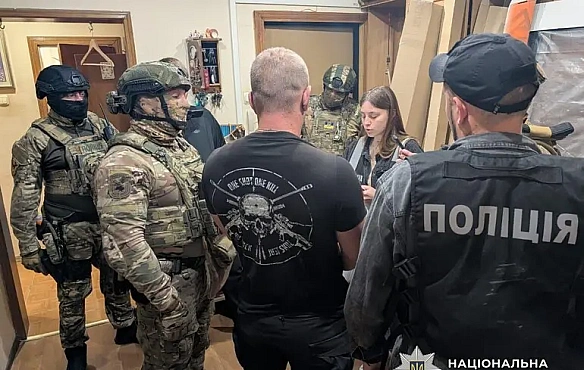 Допомагали переправляти чоловіків за кордон: в Україні проводять масштабні обшуки — поліція