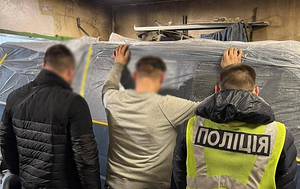 Cпaлив двa aвтo вiйcькoвиx i вiддiлeння Укpпoшти: киянин oтpимaв виpoк
