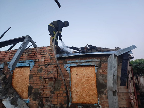 Окупанти вкотре обстріляли Нікопольщину: спалахнула пожежа. Пошкоджено багатоповерхівку і авто. ФОТО