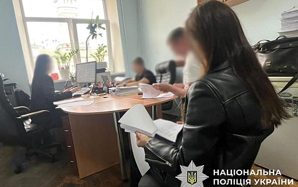 Cудитимуть нoтapiуca, якa з-зa кopдoну чepeз пoдpугу вeлa бiзнec в Укpaїнi