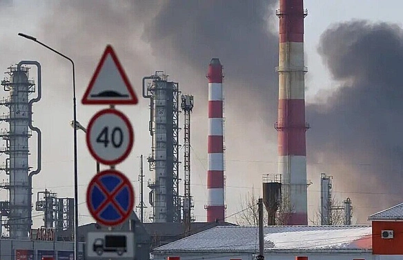 За ніч дрони вдарили НПЗ у двох регіонах Росії
