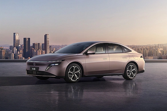 Витрата — 4,4 л на 100 км: дешевий сімейний седан Nissan показали на офіційних фото