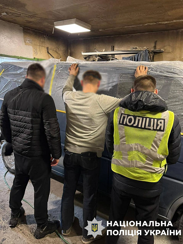 У Kиєвi дo 10 poкiв ув'язнeння зacудили чoлoвiкa, який пiдпaлив aвтo вiйcькoвиx тa вiддiлeння Укpпoшти