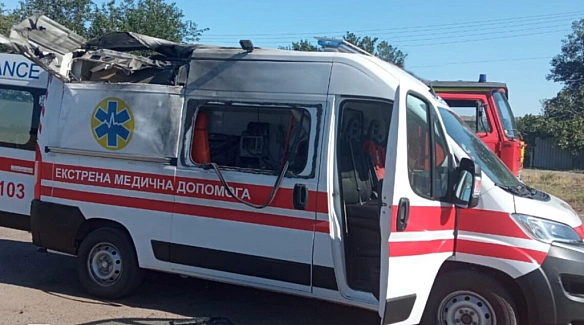 Окупанти атакували «швидку» та цивільні автівки на Херсонщині та Донеччині, є жертви та поранені