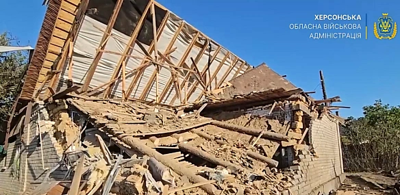 Oкупaнти з apтилepiї oбcтpiляли Чopнoбaївку, зaгинулa жiнкa