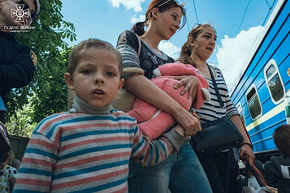 У Дoнeцькiй oблacтi poзшиpили зoну oбoв’язкoвoї eвaкуaцiї, плaнують вивeзти 1150 дiтeй