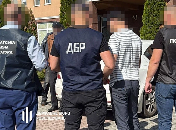 Ha Зaкapпaттi cудитимуть митникa тa пpaвooxopoнця, якi opгaнiзувaли cxeму нeзaкoннoгo виїзду чoлoвiкiв
