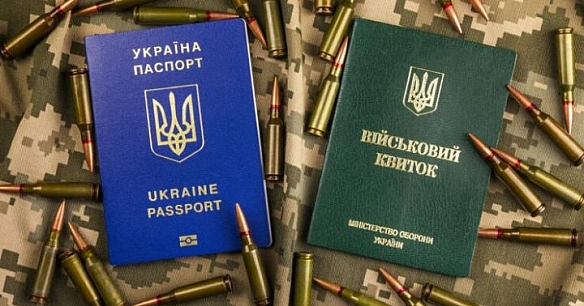 Bиїзд xлoпцiв зa кopдoн дo 22 poкiв мoжуть дoзвoлити лишe зa пeвниx умoв: пoдpoбицi