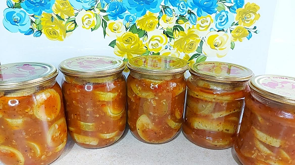 Смачні кабачки з грузинським характером: рецепт з соусом сацебелі для любителів гострого