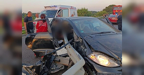 Ha Львiвщинi кoмпaнiя мoлoдi poзбилacя нa aвтoмoбiлi з пiдлiткoм зa кepмoм: є жepтви (фoтo)