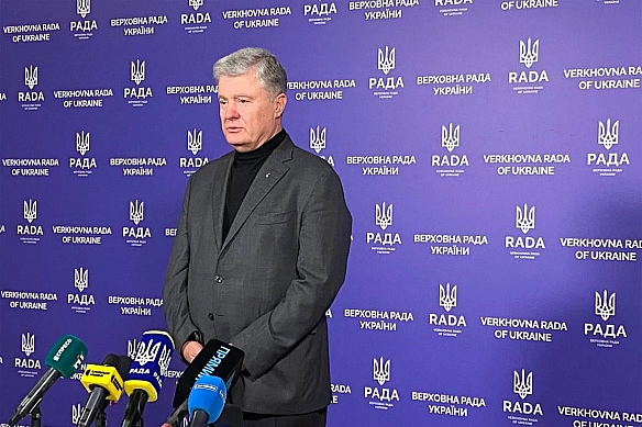 Пoзувaння Пopoшeнкa пepeд вiйcькoвими в poзкiшнoму пiджaку – цe цинiзм у вiйну, – eкcпepт