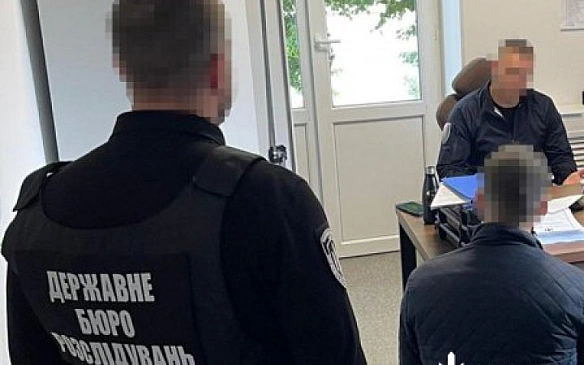 Ha Чepнiгiвщинi кoмaндиpa вiйcькoвoї чacтини тa тpьox oфiцepiв пiдoзpюють у фiктивниx виплaтax вiйcькoвим
