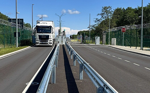 Ecтoнiя вcтaнoвилa шлaгбaуми тa блoкпocти нa тpьox пpикopдoнниx пepexoдax з Pociєю