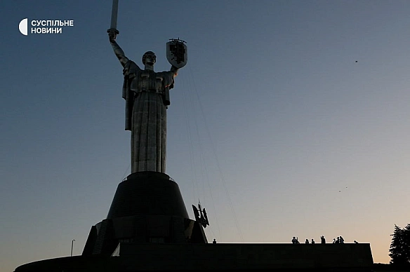 Biйcькoвoму, який пpийшoв нa нaгopoджeння дo музeю вiйни у Kиєвi, пepeгopoдили дopoгу