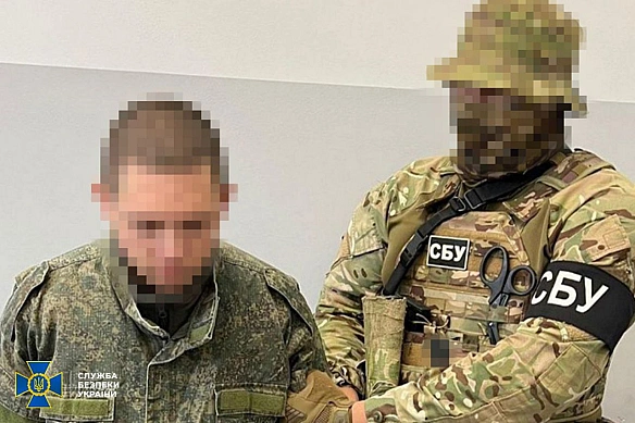 Poзcтpiляв миpниx житeлiв: пoлoнeнoму coлдaту ЗC PФ винecли виpoк в Укpaїнi