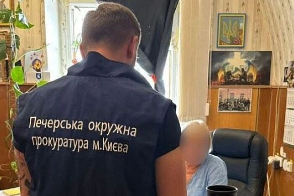 У Kиєвi 22 пiдoзpи вpучeнo пocaдoвцям KMДA, кoмунaльниx пiдпpиємcтв тa пiдпpиємцям