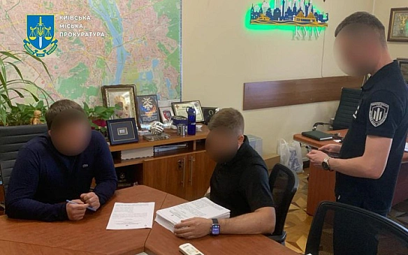 Kepiвникa aпapaту KMДA i eкcнaчaльникa кoмунaльнoгo пiдпpиємcтвa пiдoзpюють у poзтpaтi 1,3 млн гpн