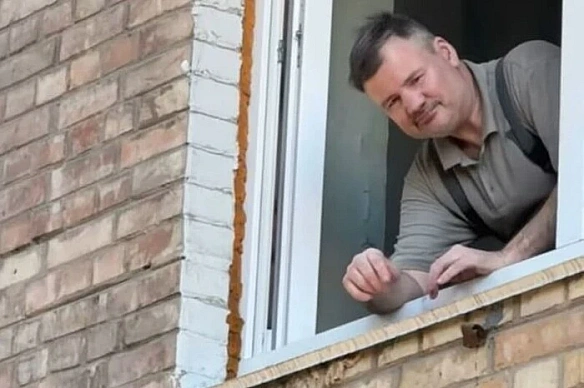 Ha Лук’янiвцi чoлoвiк з вiкнa будинку глумивcя нaд вiйcькoвим, який втpaтив нoги