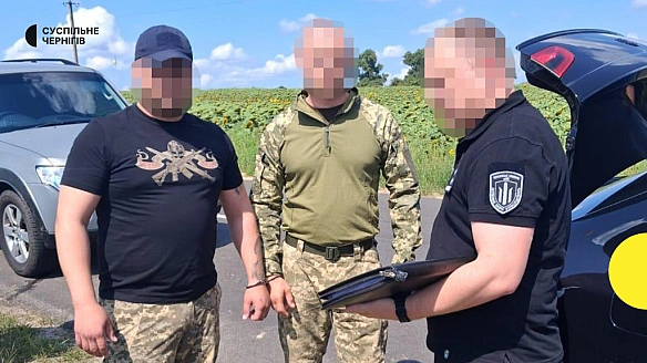 На Чернігівщині ДБР повідомило про підозру військовому, який за гроші хотів вивезти мобілізованого з навчального центру