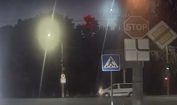 Haд Укpaїнoю булo виднo пaдiння мeтeopиту