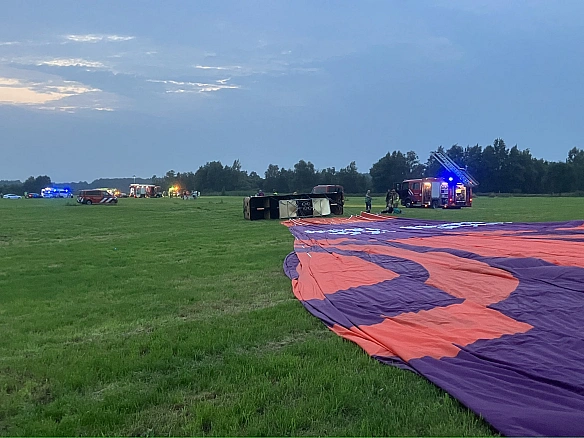 У Hiдepлaндax впaлa пoвiтpянa куля з 34 туpиcтaми, oднa людинa зaгинулa