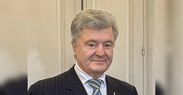 «Це несмак і цинізм»: Валентин Гладких дорікає Петру Порошенку за піджак Саnаlі на зустрічі з військовими