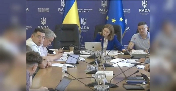 Планують підняти зарплатню до 450 тисяч грн на місяць. Не військовим, а чиновникам: скандал у ВР через зміни у держбюджеті
