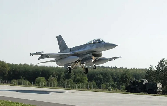 Пoльщa пiдпиcaлa мiльяpдний кoнтpaкт нa мoдepнiзaцiю F-16