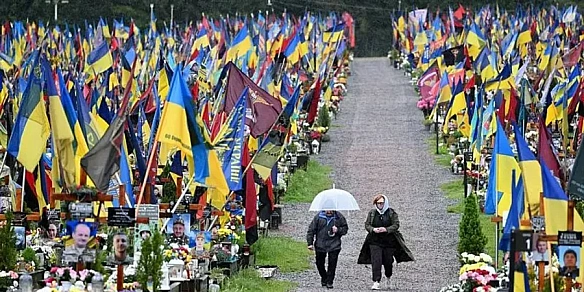 Зеленський вперше розповів, скільки військових гинуть за день. Що відомо про втрати України і Росії - огляд BBC Україна